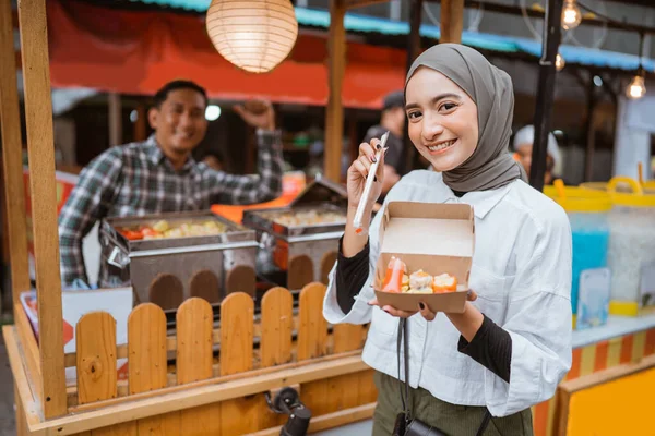 Muslim Bahagia Wanita Membeli Makanan Pangsit Dengan Gerobak Sisi Jalan — Stok Foto