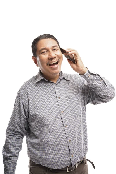 Beyaz Arka Planda Bir Telefonla Konuşurken Asyalı Bir Adamın Iyi — Stok fotoğraf