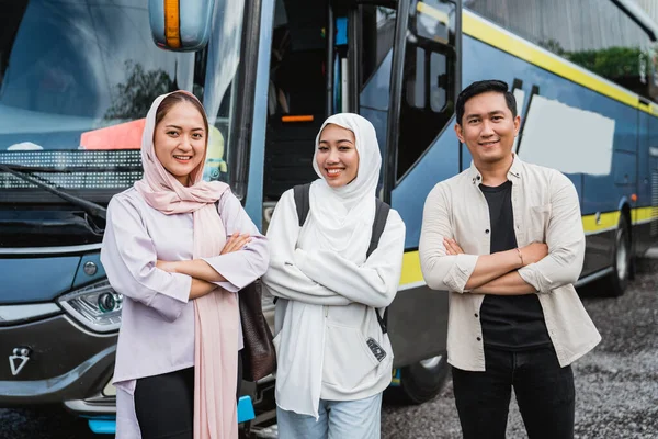 Feliz Asiático Muçulmano Passageiros Alinhados Linha Para Entrar Ônibus — Fotografia de Stock