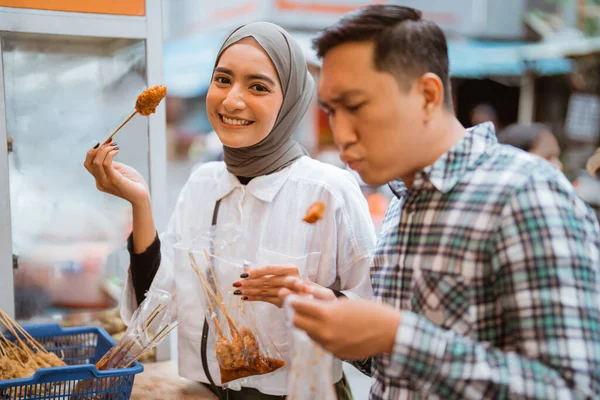 Casal Divertir Desfrutando Lanches Loja Vendedores Rua Durante Jejum Ramadã — Fotografia de Stock