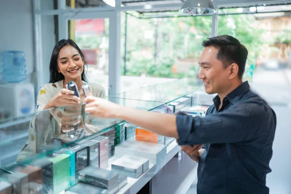 Female Customer Checking Vape Mod Decided Buy Helped Male Shopkeeper — Stock Photo, Image