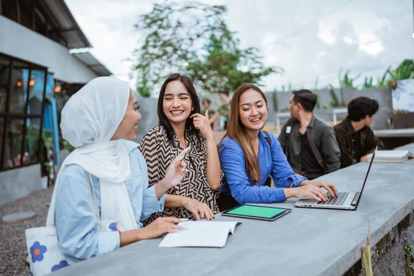 Három Ázsiai Diáklány Csevegett Miközben Együtt Dolgoztak Egy Projekten Egy — Stock Fotó