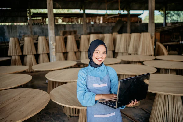 Usmívající Zubatý Závoj Asijské Žena Dívá Kameru Při Použití Notebooku — Stock fotografie