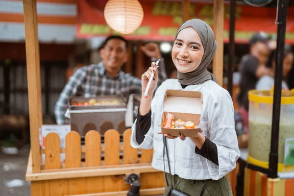 Muslim Bahagia Wanita Membeli Makanan Pangsit Dengan Gerobak Sisi Jalan — Stok Foto