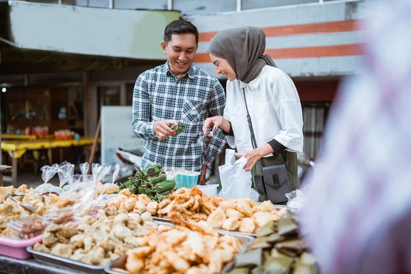 Güzel Müslüman Çift Ramazan Boyunca Bir Yiyecek Tezgahından Sokak Satıcılarından — Stok fotoğraf
