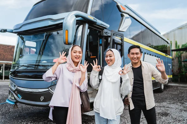 Tiga Wisatawan Muda Tersenyum Dengan Jempol Berdiri Depan Bus Perjalanan — Stok Foto