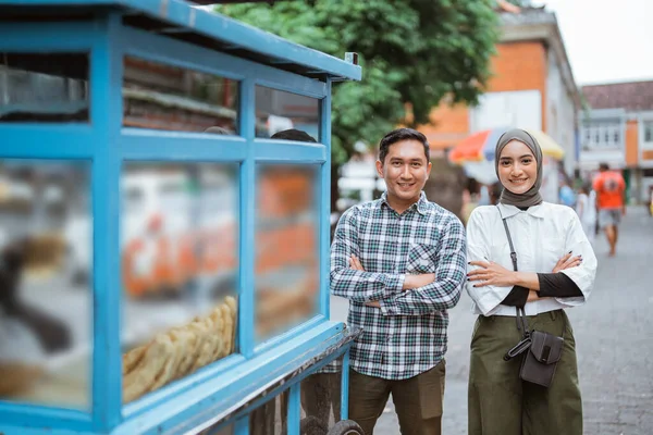 Potret Pria Dan Wanita Saat Berbelanja Pedagang Makanan Jalanan — Stok Foto