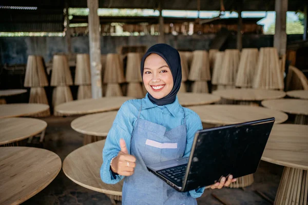 Mulher Muçulmana Sorridente Hijab Mostrando Polegares Para Cima Quando Trabalha — Fotografia de Stock
