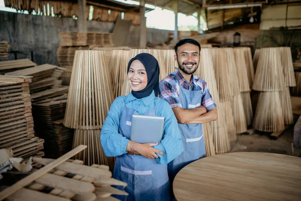 Zwei Lächelnde Asiatische Unternehmer Schürzen Stehen Mit Verschränkten Händen Vor — Stockfoto