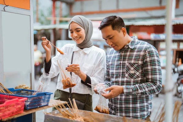 Paar Genießt Während Des Fastens Ramadan Snacks Vom Straßenhändler — Stockfoto