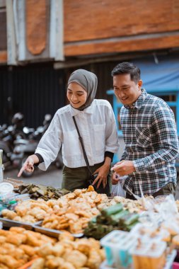 Güzel Müslüman çift ramazan boyunca bir yiyecek tezgahından ya da sokak satıcılarından alışveriş yapıyor.