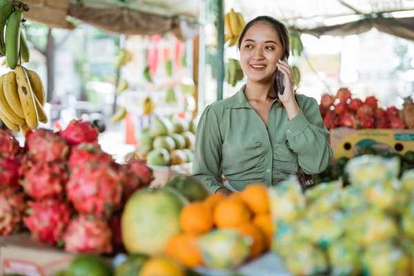 Vrouwelijke Klant Belt Telefoon Terwijl Bij Fruitwinkel Staat — Stockfoto