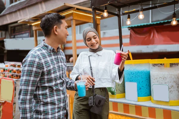 Retrato Feliz Jovem Casal Muçulmano Comprar Bebida Vendedor Rua — Fotografia de Stock