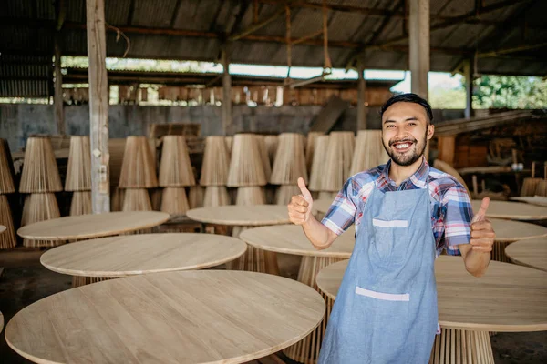 Asiatischer Geschäftsmann Lächelt Holzhandlung Mit Erhobenem Daumen Die Kamera — Stockfoto