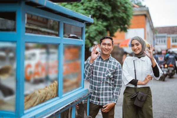 Potret Pasangan Muslim Belanja Kaki Lima Pedagang Makanan Jalanan — Stok Foto