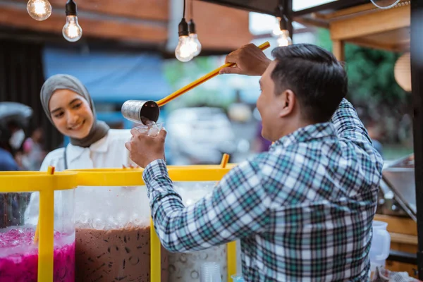 Мужчина Продает Красочный Напиток Сок Банке Своей Клиентке Уличный Продавец — стоковое фото