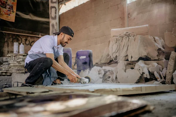 Männer Mit Hüten Polieren Der Werkstatt Mit Werkzeugen Das Steinhandwerk — Stockfoto