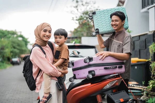 Schöne Muslimische Familie Beim Gemeinsamen Motorradfahren Während Des Mubarak Urlaubs — Stockfoto