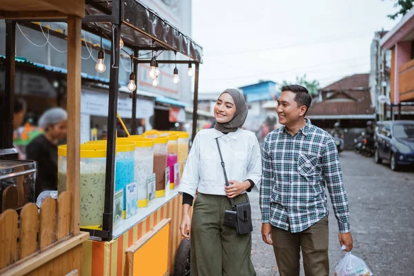 Gyönyörű Muszlim Pár Vásárol Egy Élelmiszer Standon Vagy Utcai Eladó — Stock Fotó