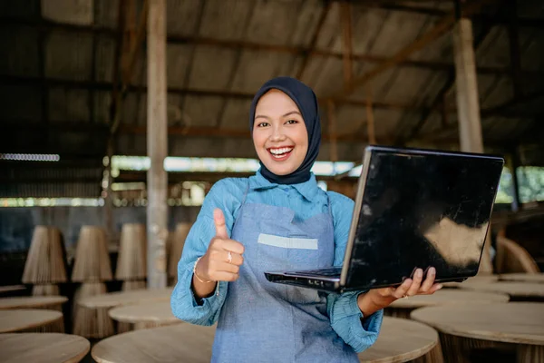 Ásia Chalness Mulher Trabalho Usando Laptop Com Mostra Polegares Para — Fotografia de Stock