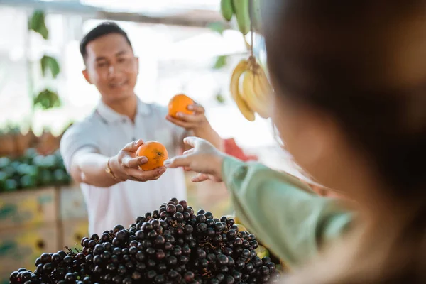Mandarin Gyümölcsöt Férfi Vásárlótól Vevő Női Vásárló Gyümölcsboltban — Stock Fotó