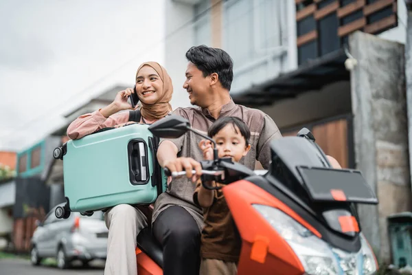 Asiático Musulmán Familia Caballo Moto Scooter Juntos Viajar Con Niño — Foto de Stock