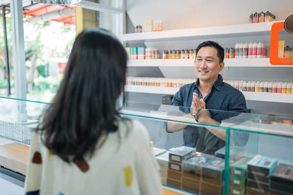 Mužský Zákazník Stojí Rukama Sepjatýma Usmívá Zatímco Vítá Zákaznici — Stock fotografie
