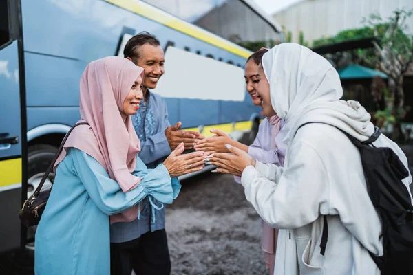 穆斯林家庭的画像 带着他们的父母去巴士站和他们握手道别 — 图库照片