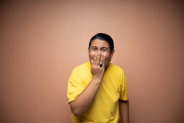 Alter Asiatischer Mann Ist Schockiert Wenn Seinen Mund Hintergrund Zudeckt — Stockfoto