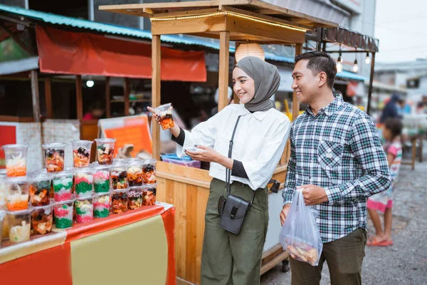 美しいイスラム教徒のカップルはラマダーン中に屋台や露店で買い物をしています — ストック写真