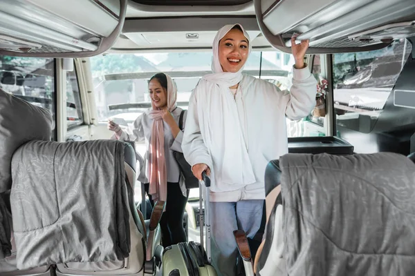 Wanita Dalam Kerudung Kepala Meletakkan Tasnya Tas Rak Bus Saat — Stok Foto