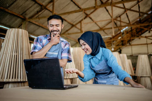Muži Ženy Podnikatelé Šátcích Smějí Notebooku Společně Obchodě Dřevem — Stock fotografie