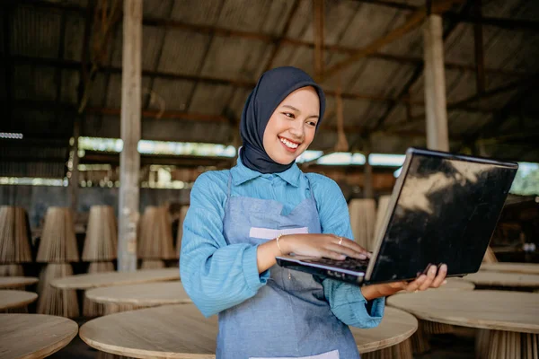 Lächelnde Verschleierte Asiatin Mit Laptop Möbelhaus — Stockfoto