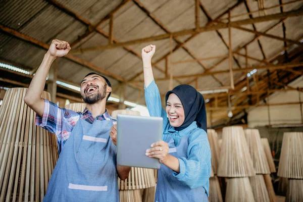 Manliga Och Kvinnliga Muslimska Entreprenörer Tittar Surfplattor För Att Arbeta — Stockfoto