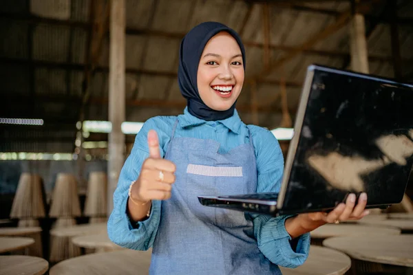Freudig Verschleierte Asiatische Frau Mit Computer Laptop Mit Daumen Hoch — Stockfoto