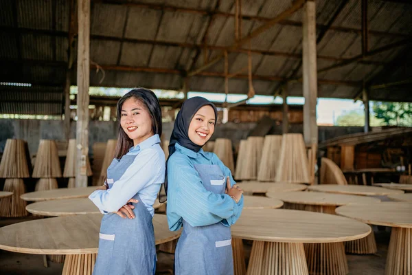 2人の女性起業家が木工芸の店で — ストック写真