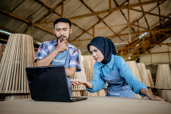 Manliga Och Kvinnliga Entreprenörer Hijab Spända Upp Titta Bärbar Dator — Stockfoto