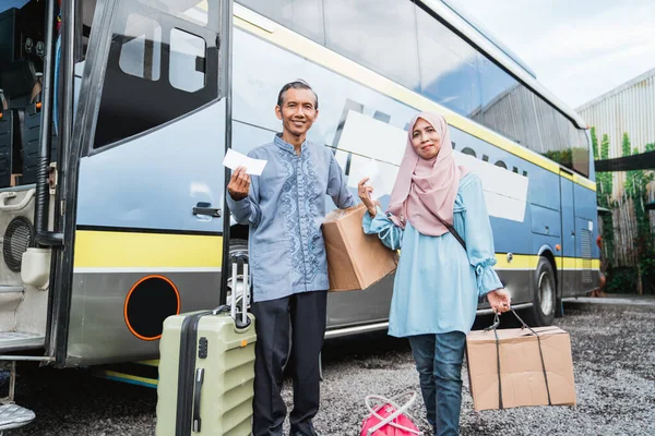 Portret Van Volwassen Moslim Passagiers Rij Bus Stappen — Stockfoto