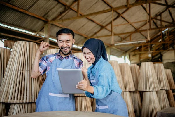 Empresarios Musulmanes Masculinos Femeninos Ríen Felizmente Mientras Miran Tabletas Juntos —  Fotos de Stock