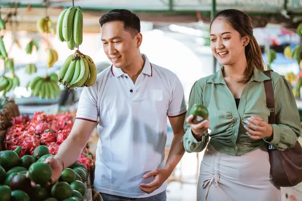 一对亚洲顾客在水果店选鳄梨 — 图库照片