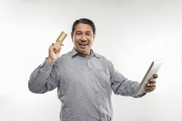 Alter Asiatischer Mann Steht Mit Kreditkarte Und Tablet Weißen Hintergrund — Stockfoto