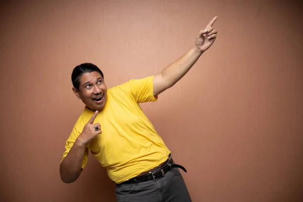 Oude Aziatische Man Het Dragen Van Gele Tshirt Presenteren Bevorderen — Stockfoto