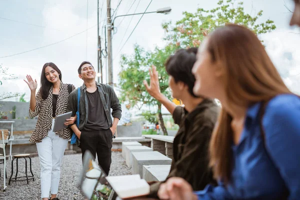 Группа Молодых Студентов Машет Встречаясь Друзьями Сидя Кафе Открытом Воздухе — стоковое фото