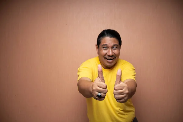 Alter Asiatischer Mann Gelbem Shirt Mit Daumen Hoch Geste Die — Stockfoto