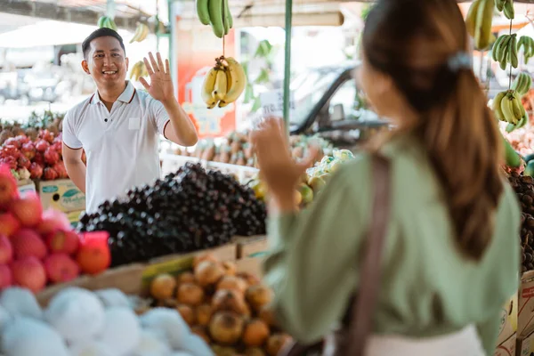 Ázsiai Férfi Mosolyog Integet Barátjának Miközben Találkozik Vele Gyümölcsboltban — Stock Fotó