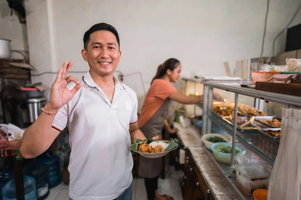 Ásia Masculino Cliente Sorrindo Com Mão Gesto Enquanto Carregando Prato — Fotografia de Stock