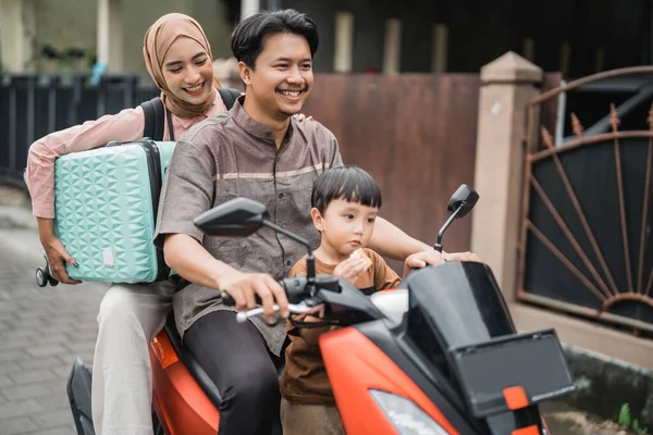 Asian Muslim Family Riding Motorbike Scooter Together Traveling Kid Eid — Stock Photo, Image