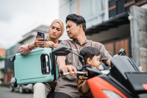 Asiático Muçulmano Família Equitação Moto Scooter Juntos Usando Telefone Móvel — Fotografia de Stock