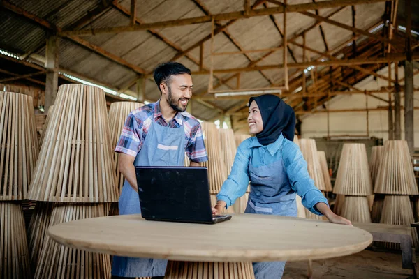 Asijské Podnikatel Pár Nosí Zástěru Chatování Při Použití Notebooku Dřevo — Stock fotografie
