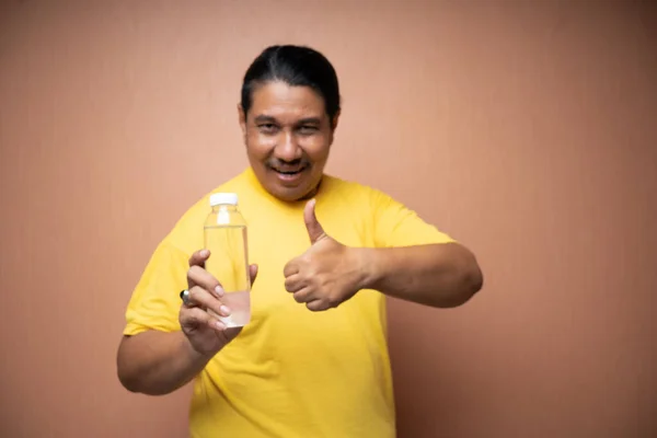 Alter Asiatischer Mann Hält Flasche Mit Erhobenem Daumen Während Isoliert — Stockfoto